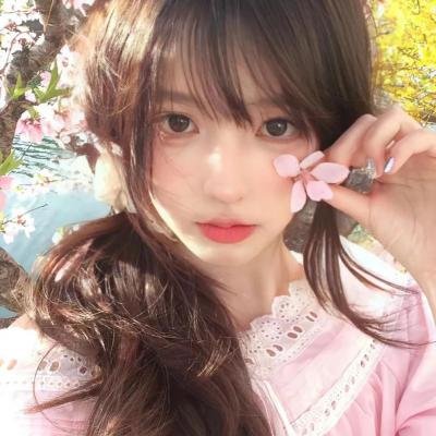 马戏院帐篷顶上的艺人